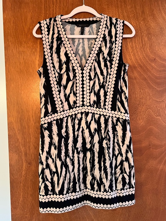 BCBGMaxAzria Dresses & Skirts - BCBG MaxAzria Black & Beige Printed V-Neck Sleeveless Mini Dress